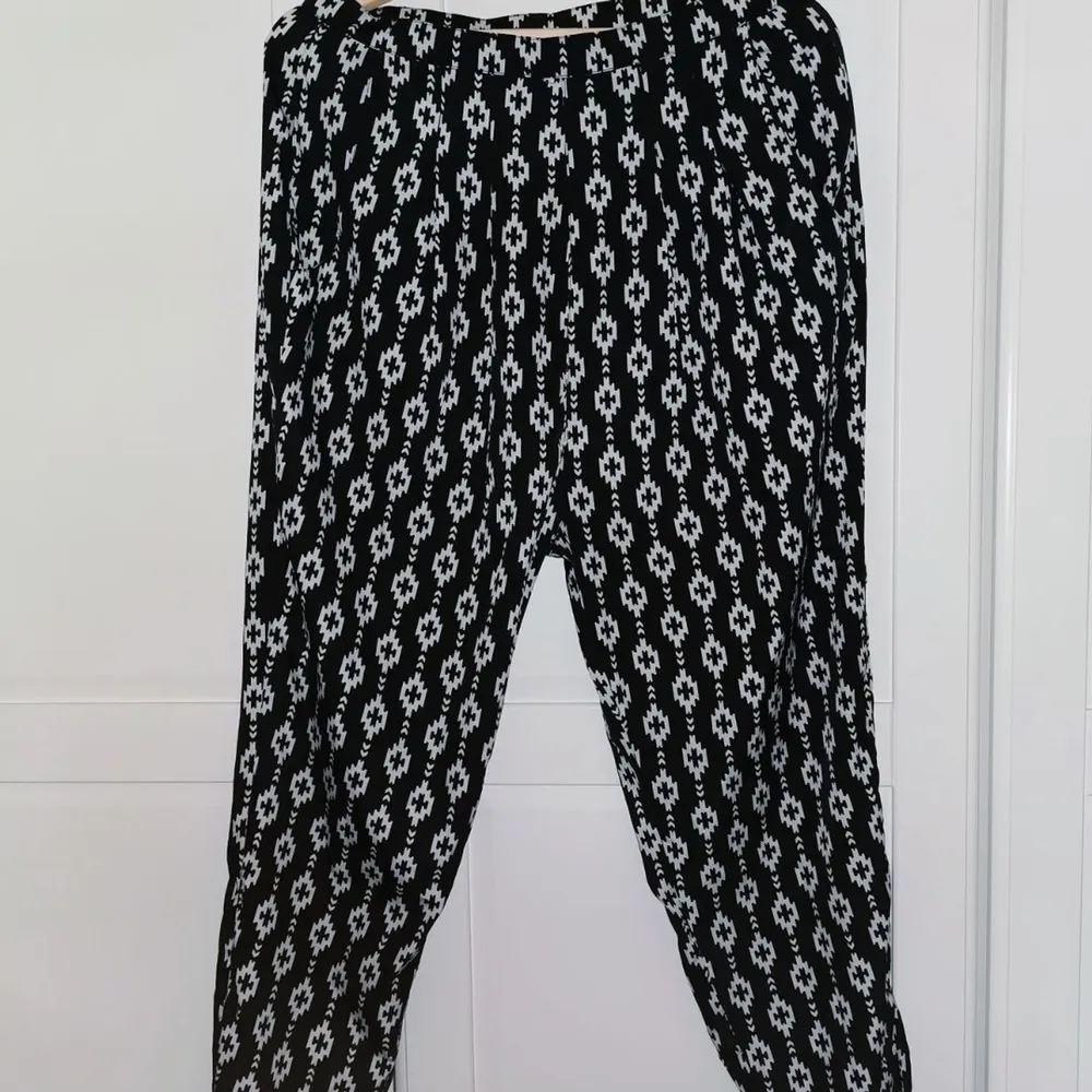 Fina mönstrade byxor från Rut&Circle i storlek 36. Baggy med midwaist skulle jag säga. Tunt material så perfekt på sommaren. Jeans & Byxor.