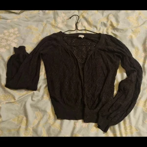 Svart kofta med fint mönster från Lindex storlek M - Svart kofta i fint luftigt mönster. Stängs med knappar. Storlek M.