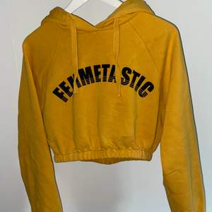 cropped hoodie från Gina Tricot. 