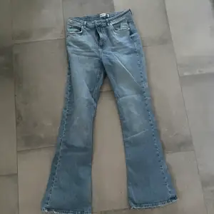Jättefina ljusblåa bootcut jeans från ginatricot💗 använda men fortfarande i bra skick!💗 står ingen storlek på men ser ut som 36/38