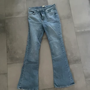 Bootcut jeans från ginatricot  - Jättefina ljusblåa bootcut jeans från ginatricot💗 använda men fortfarande i bra skick!💗 står ingen storlek på men ser ut som 36/38