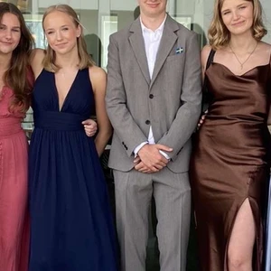 BALKLÄNNING  - Säljer min balklänning, den kommer från NELLY o är så fin! Det finns inlägg i den så att man inte behöver ha BH, den är insydd i axlarna och där nere, jag är 165 o hade 6-7 cm klackar o den räckte previs ovanför marken. Den är så fin!!!