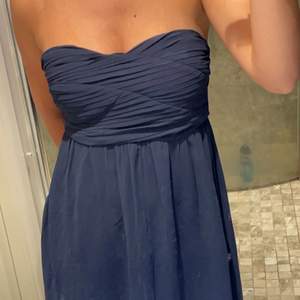 Marinblå söt klänning från Vero Moda i storlek 36. Säljes då den inte kommer till användning, köparen står för frakt 💘💘