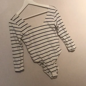 Body - Randig body med lika djup rygg som urringningen. Aldrig använd 