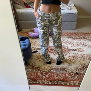 Cargo pants  - Säljer ett jätte fint par cargo pants🤍 säljs pga att jag rensar min garderob🌷 dom är i storlek xs-s och låg midjade🤍 skriv jätte gärna ifall ni har fler frågor🤝🏻
