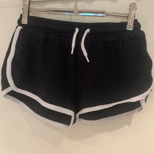 Svartvita mjukis shorts  - Svarta mjukis shorts med vita sömmar från Cubus 