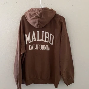 Brandy Melville Malibu Hoodie - Säljer den här söta hoodien från Brandy Melville som är i nyskick för har andra jag använder mer 💕