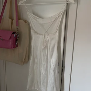 Vit satin klänning - Krossade band i ryggen. Använd en del därav det låga priset men har fortfarande mycket kvar att ge 🤍 Storlek 36 men skulle snarare säga att det är en 34