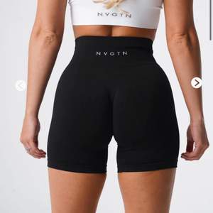 Säljer mina helt oanvända shorts från NVGTN senaste släpp. Shortsen är en storlek M och var för liten för mig. Skulle mer säga att den passar S. 