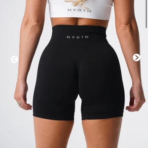 Black solid seamless shorts  - Säljer mina helt oanvända shorts från NVGTN senaste släpp. Shortsen är en storlek M och var för liten för mig. Skulle mer säga att den passar S. 