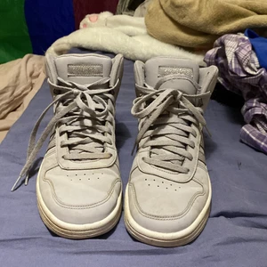 adidas - adidas skor gråa med lite silverglitter detalj. Bra skick men är ganska smutsiga. Använda några gånger i vindras 2021. köpta för 500kr och säljer för 400kr + 78kr frakt. Stl 38,5. kan mötas upp i linköping 