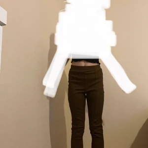 Byxor  - Bruna byxor med slits nertill, använd 3-4 ggr. Säljer pga för långa för mig som är 150cm lång💕