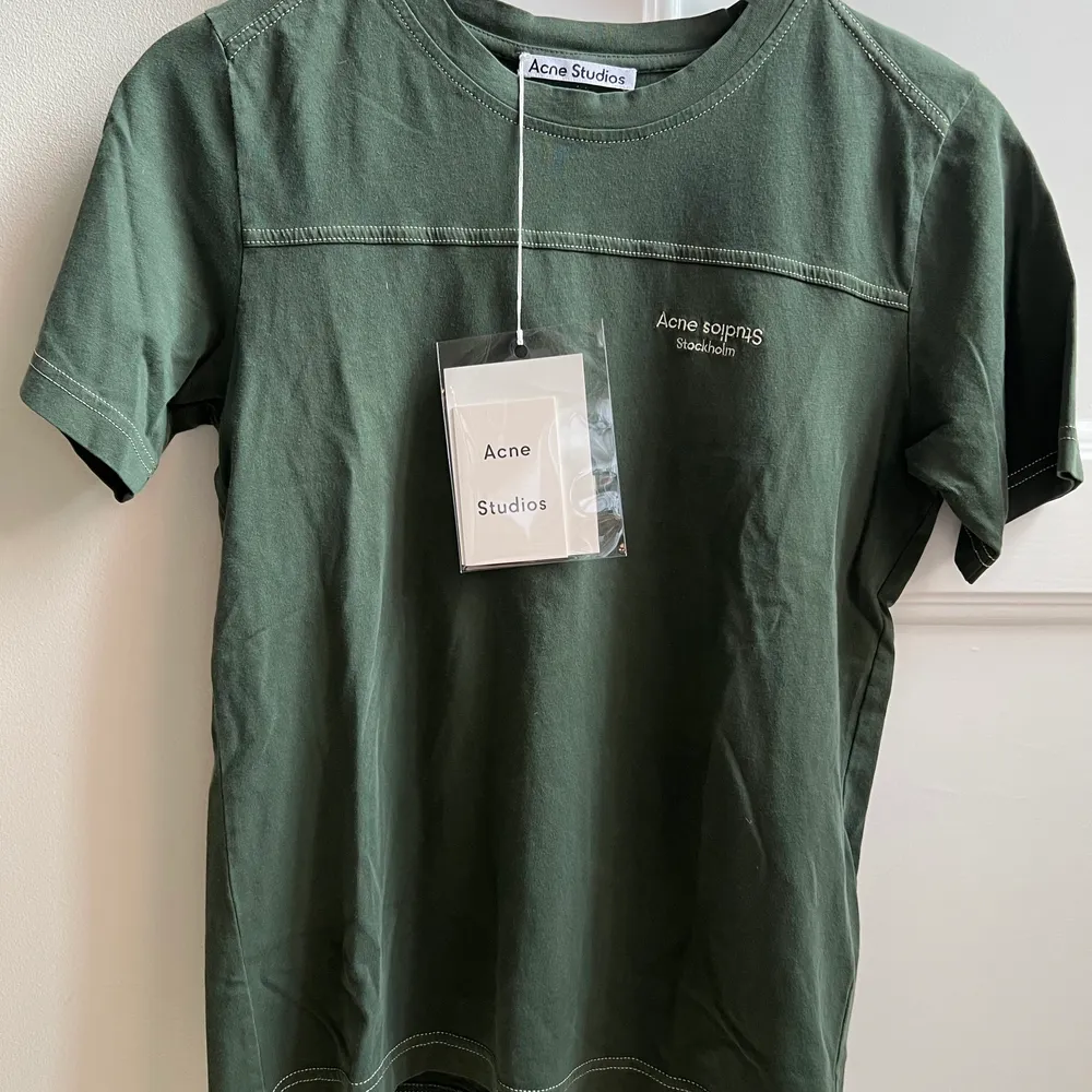 Grön Acne t-shirt, oanvänd. Originalpris 1200kr. Säljer för 300kr. Köparen står för frakten 🫶. T-shirts.