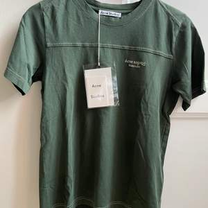 Grön Acne t-shirt, oanvänd. Originalpris 1200kr. Säljer för 300kr. Köparen står för frakten 🫶