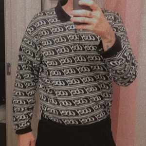 Obey Sällsynd stickad monogram  - (Tags/lappar sitter kvar på. SKICK 10/10 mkt luftig som en t shirt trots att den är stickad. Det stickningen gör mest är o ge tröjan en sjukt ball effekt (se bild 2).  Fick den i present men säljer för jag har nog med kläder . Den kostade 1.200 i affär men nu är den nog slutsåld  . Strl är perfa TTS M Medium men passar Small o Large oxå beroende på önskad strl... Ska prova auktion. MEN kan sälja direkt  billigt om ni e snabba med erbjudande o går igenom med köpet fort. Möts i sthlm / fraktar