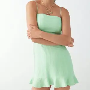 Grön klänning i linne från & Other stories med tunna band och en söt volang nertill. Superfin nu i sommar men säljer då den ej kommer till användning. Storlek 38 men passar även 36. Använd 1 gång.
