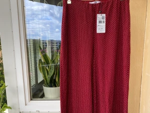 Sköna prickiga byxor  - Oanvända! Kan hämtas i Telefonplan alternativt fraktas och då står köparen för frakt 🌸