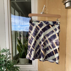 Cool kjol - Supernajs kjol som jag dessvärre tröttnat på. Från början var det en långkjol i strl m men den är uppsydd och insydd så den slutar lite ovanför knäna samt är en strl small