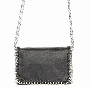 Tiamo väska  - Säljer min tiamo väska ❤️‍🔥🫶🏼🥹 den är i storlek m typ, kedjan är avklippt då jag tyckte att det är finare 