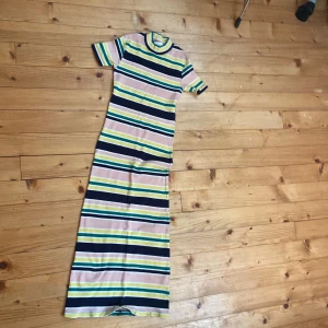 Randig färgglad lång klänning  - Lång,färgglad, randig klänning för 11-12 åringar