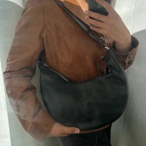 Monki svart handväska - Svinnajs svart enkel väska som rymmer det mesta!  Älskar att det är lite rundad och klassisk stilren.  Aldrig använd och säljer bara för att jag har en annan liknande!🪩