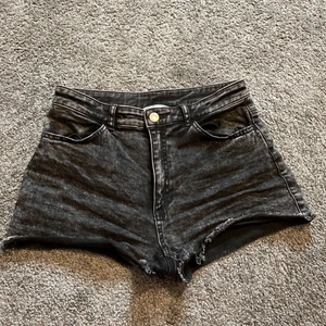 svart/grå Jeansshorts från H&M - Jag kan inget om sånt här men jag säljer dessa för dom är för små för mig:) Dedär med postnord, jag vet inte hur mkt det väger fattar ingenting och min mamma vägrar hjälpa mig.