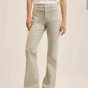Säljer dessa trendiga jeans från mango! Dom är beiga med coola fickor. Storlek 34! Jag har sytt upp dom så dom passar i längden på mig som är 158. 200kr❤️‍🔥❤️‍🔥