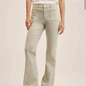 Jeans från Mango - Säljer dessa trendiga jeans från mango! Dom är beiga med coola fickor. Storlek 34! Jag har sytt upp dom så dom passar i längden på mig som är 158. 200kr❤️‍🔥❤️‍🔥