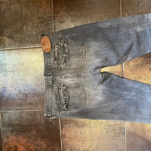 low waisted 90- jeans - Säljer nu dessa skit snygga low waisted jeans från mango, dom är som ny och har väldigt fina detaljer. Dom är ljus gråa och sitter som S men är stretchiga. Dom kom tyvär inte till användning för mig, men absolut helt otroligt fina jeans som är sköna 💓