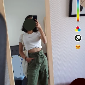 Militärgröna cargopants / paperbagbyxor - TRYCK INTE PÅ KÖP NU 💚 Superfina miitärgröna paperbagbyxor med cargopantsskänsla, passar allt! 💚Bältet går att ta av💚  (säljs vid bra bud <3)