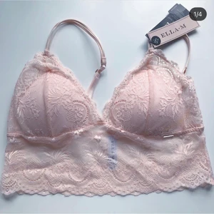 Ella M topp / bh  - Superfin & söt spetstopp i aprikos/babyrosa färg från Ella M som är helt oanvänd med lappen kvar.  Storlek M 