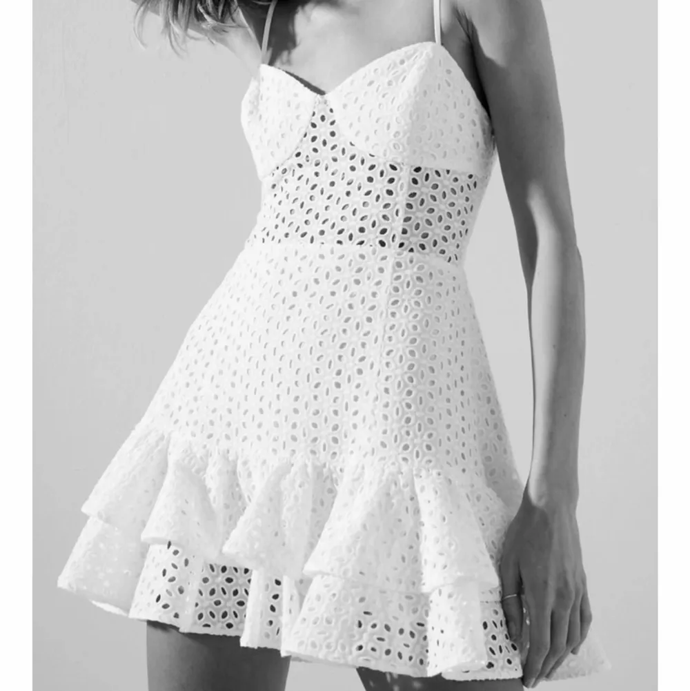 Säljer den här söta klänningen från zara, helt oanvänd, lappen sitter kvar 🤍🤍🤍. Klänningar.