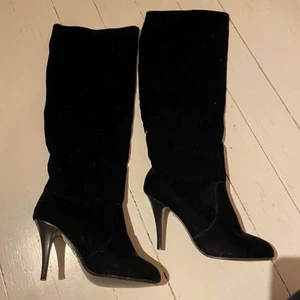 Stövlar - Stövlar. Smått använda men väldigt fint skick! Säljer pga att dom inte passar mig