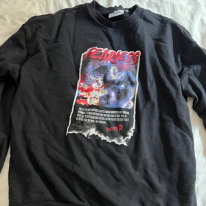 Sweatshirt med tryck - Jätte snygg och cool sweatshirt med tryck från Junkyard, säljer eftersom den aldrig kommer till använding. 