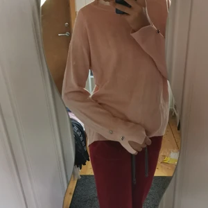 Fin primark tröja - Fin och bekväm lång ärmad rosa tröja i stl:S. Den är lite stor på mig men annars är den super skön att ha på sig. 