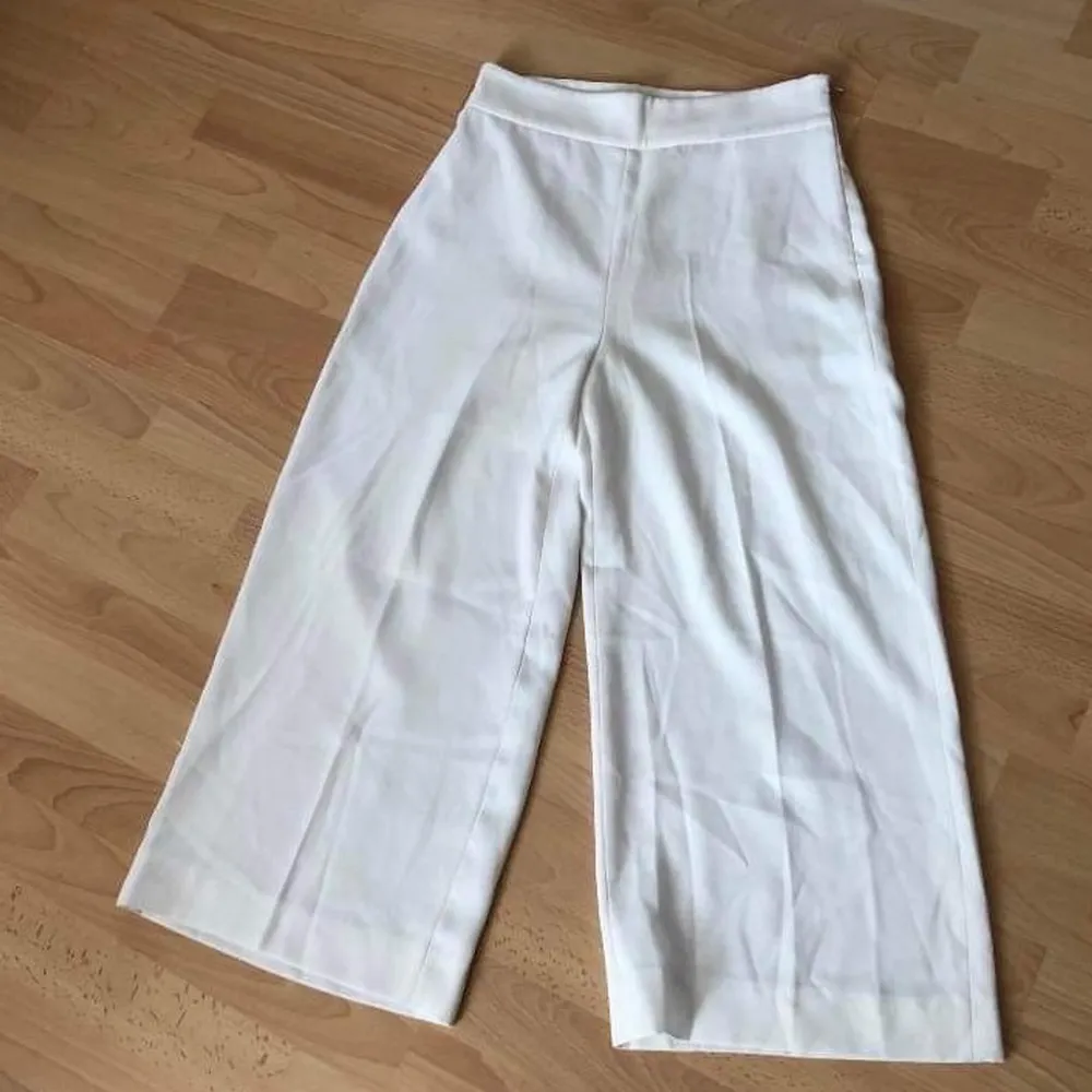Säljer dess vita culottebyxor i storlek S. Köpte de på tradera och valde att sälja dom då de inte är min stil. För kännedom är culottebyxor i en kortare modell.. Jeans & Byxor.