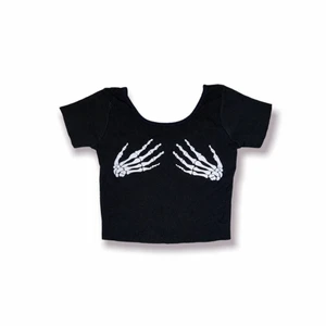 Crop tröja med Skelett tryck - Svart Croppd Tröja med Skelett tryck vid Brösten. Stretchigt material passar XS-M