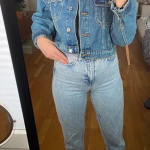Jeansjacka ASOS - Fin jeansjacka från ASOS som ej kommer till användning. Croppad modell, storlek 34. Mycket fint skick. 166kr inkl frakt! 