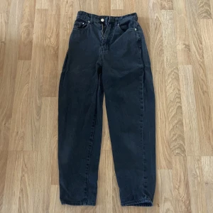 Hm jeans svart🖤 - Säljer mina snygga jeans från H&M pga att de har blivit för små!❤️dem är väl använda men i väldigt bra skick! 