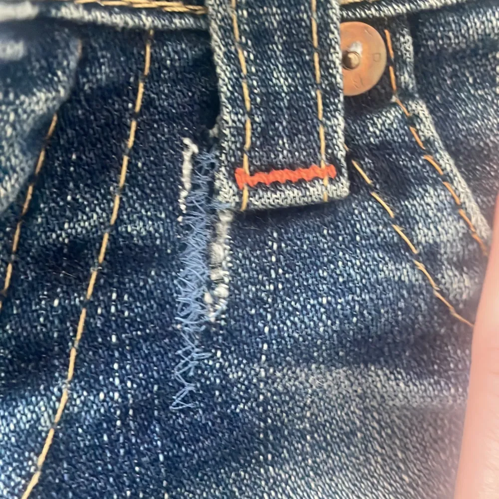 TRYCK INTE PÅ KÖP NU. Säljer dessa snygga true religion jeans pågrund av att dem har blivit för små för mig. Köpta på sellpy och är sparsamt använda. Finns dock ett litet hål som man ser på andra bilden som jag sytt ihop lite men går att fixa.. Jeans & Byxor.