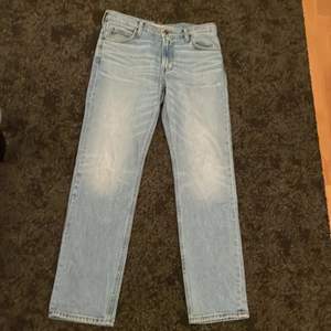 Ett par jeans från Lee köpta på Carlings. Nypris var 800.