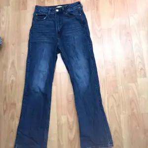 Säljer dessa fina jeans som är highwaist, mini flare och i storlek 36. Jeansen säljs pågrund av att dem inte kom till användning.  Första annonsen på dessa jeans råkade jag markera som såld, så om någon var intresserad av dessa jeans är detta samma par:)