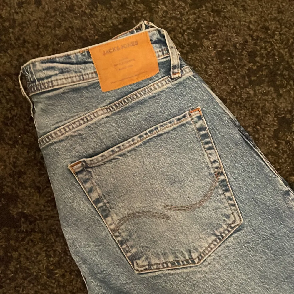 Ett par jeans från Jack and Jones. Hålet på knät är egen gjort. Nypris ligger på 800kr.. Jeans & Byxor.