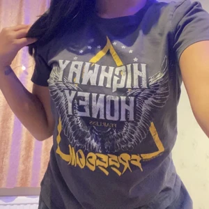 Grå Gina Tricot T-shirt med tryck på framsidan - Jätte snygg Gina Tricot T-shirt i Storlek S men passar jätte bra på storlek M (som ni kan se)