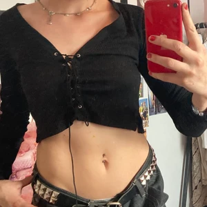 Svart knyttopp - Jättefin topp som man knyter framme sitter som en croptop!