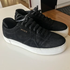 Axel arigato skor  - Säljer mina nästan helt nya Axel arigato skor, köpta direkt från deras hemsida. Säljer pga att de är för små. Köpta för ca 2000 men säljer billigare eftersom de är använda ett par gånger!💘 Mitt pris+ frakt