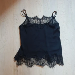 Svart spetslinne - Så fint svart linne med spetsdetaljer, passar xs/s i nyskick💖35 kr💖frakt 26 kr, 3 för 2 