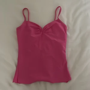 Rosa linne  - Rosa balettdräkt som jag klippt av till linne jätte cool färg och snygg passform söker pga inte används. En liten fläck som visas på bild 3 men går nog bort i tvätten TVÄTTAR INNAN POST