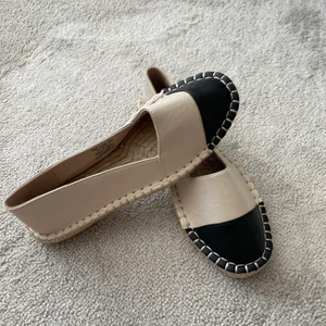 Espandrillos - Helt oanvända espandrillos i fake skin beige och svart färg, strl 37💘 120kr 