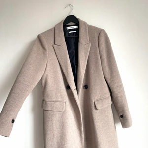 WOOL BLEND kappa från Mango strl. M - Älskad kappa som har blivit för liten 😢 Jag använde den några gånger bara, så i väldigt gott skick. Är hål i innertyget för att den var för liten för mig (😂) men inget som påverkar. Suuupersnygg och en kappa alla borde äga! Referensbild (annan färg) finns